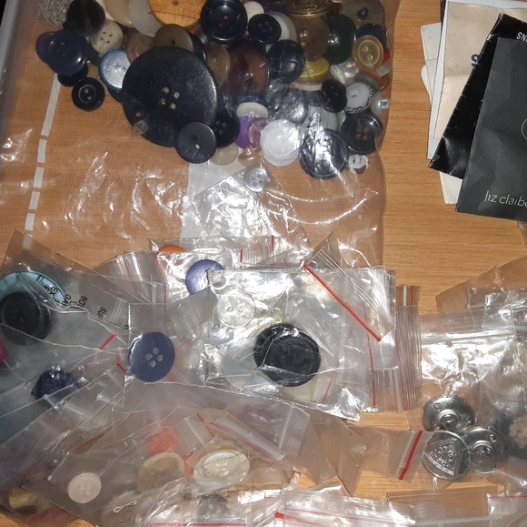 🍒Buttons - Picture 2 of 3